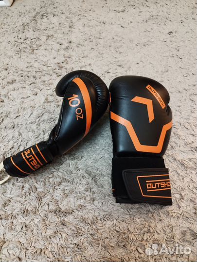 Боксерские перчатки 10 oz outshock