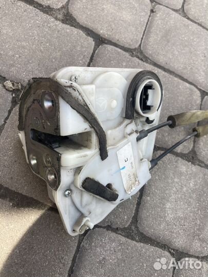 Замок задней левой двери mazda 6 gh