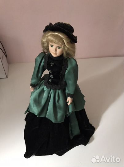 Коллекционная фарфоровая кукла