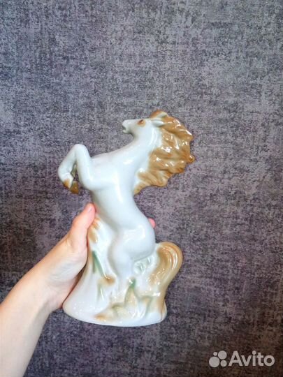 Статуэтка конь