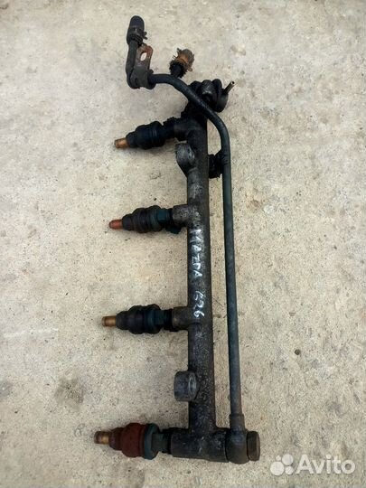 Топливная рампа с форсунками Mazda 626 GE