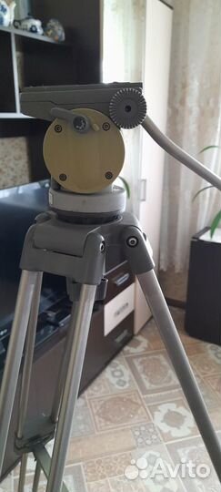 Штатив для видеокамеры профессиональный