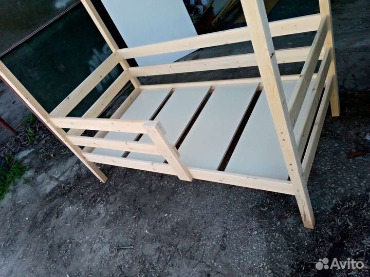 Детская кроватка домик