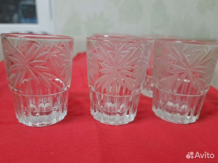 Хрустальные рюмки, фруктовница