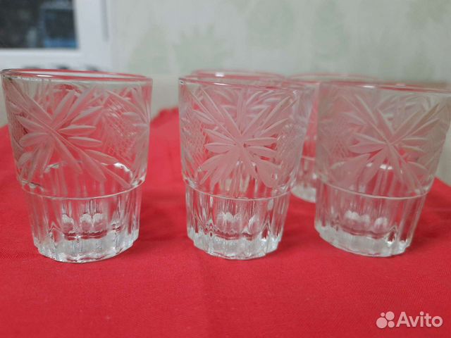 Хрустальные рюмки, фруктовница