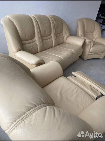 Кожаный диван и 2 кресла