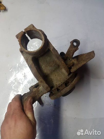 Кулак передний левый Audi A3 8L AKL 1998