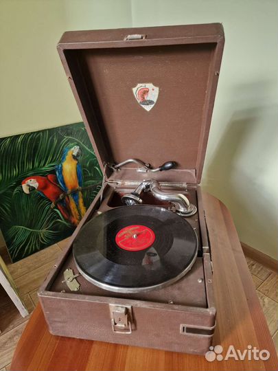 Патефон ордена Ленина завода Молот N 1