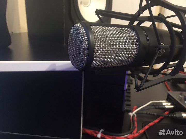 Студийный микрофон akg p220
