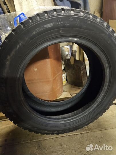 Dunlop SP Winter Ice 03 185/60 R15 и 185/60 R15 88T