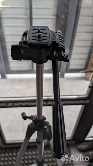 Штатив для видеокамеры и фотоаппарата