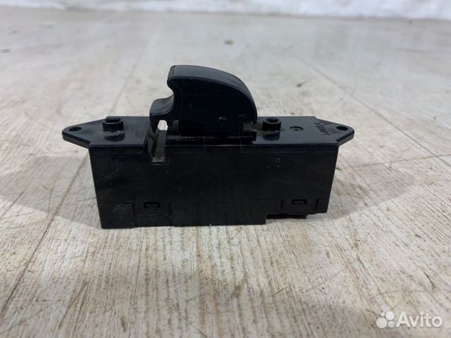 Кнопка стеклоподьёмника Mitsubishi Lancer 9 4G63