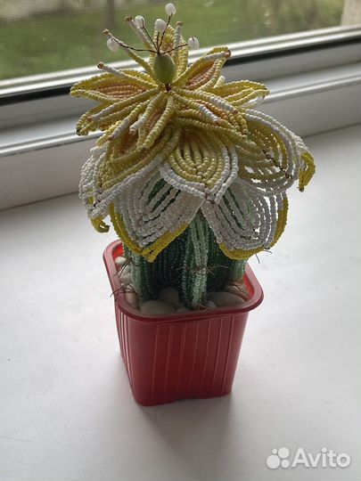 Цветок из бисера