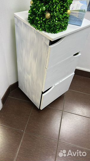 Тумба деревянная с выдвижными ящиками