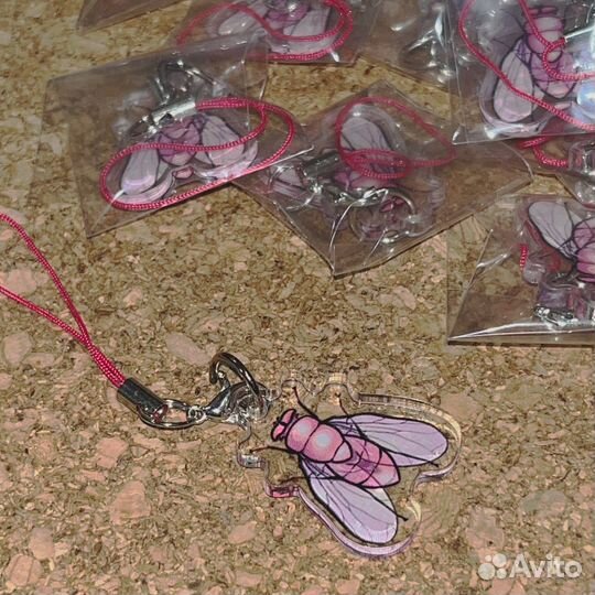 Брелочек на нитке с мухой