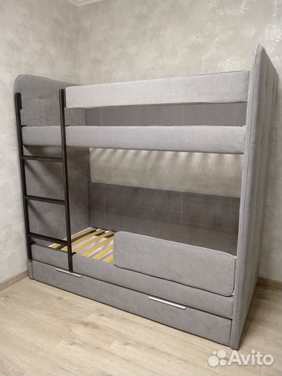 Мягкая двухъярусная кровать Бондо