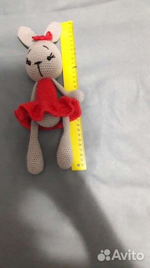 Плюшевый заяц вязаный