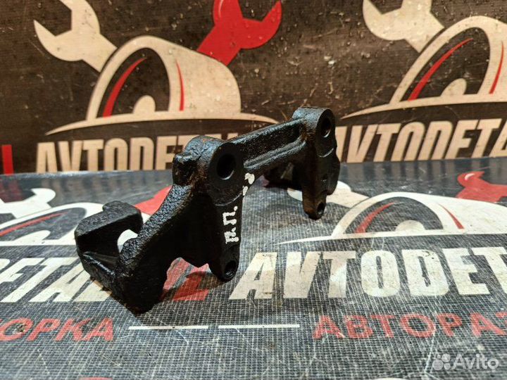 Скоба суппорта передняя правая Volkswagen Passat