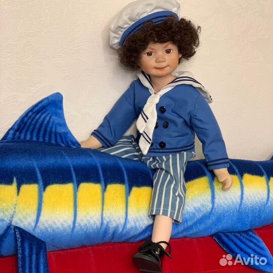 Кукла фарфоровая