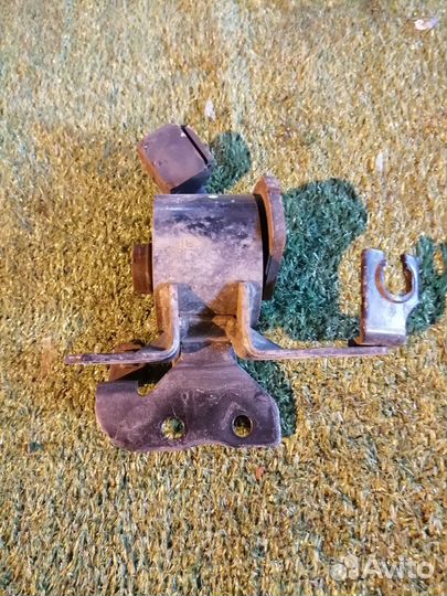 Опора двигателя (подушка двс) левая B25E-39-070C M