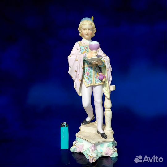 Фарфоровая статуэтка большая