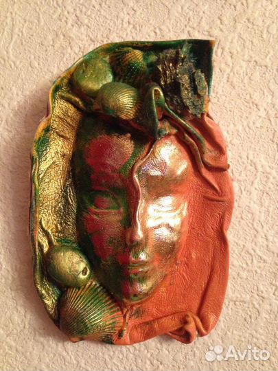 Маска настенная из кожи