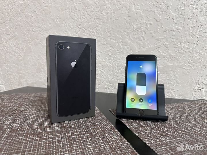 iPhone 8, 64 ГБ