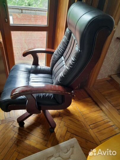 Кресло кожаное