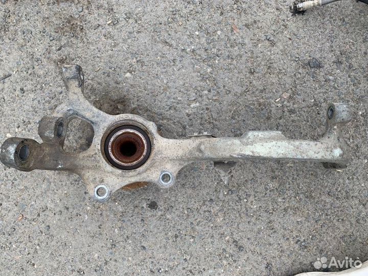 Кулак поворотный со ступицей передний левый