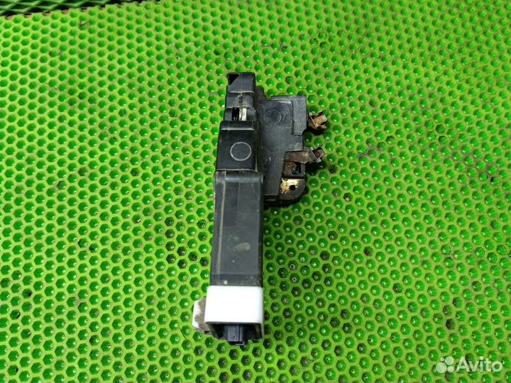 Замок двери передний левый Mitsubishi carisma