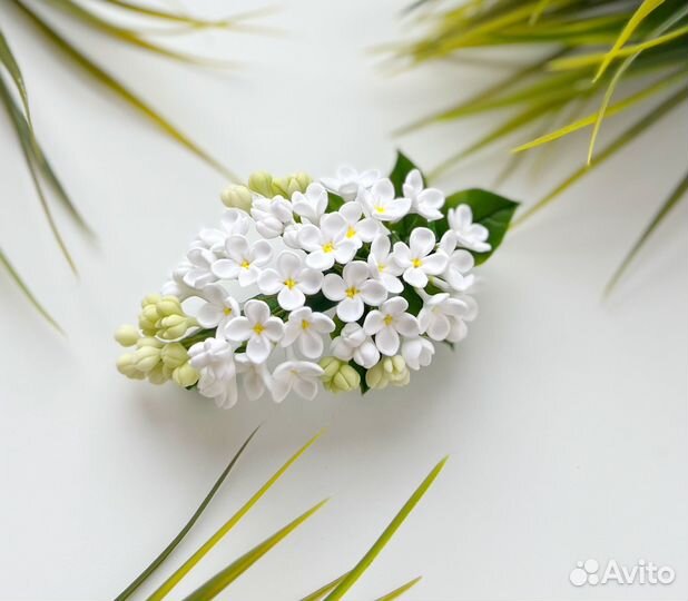 Заколка-автомат с цветами белой сирени