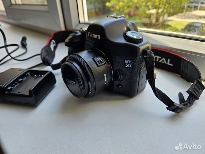 Зеркальный фотоаппарат Canon EOS 5D с обьективом