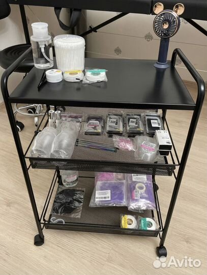 Медицинский столик на колесиках