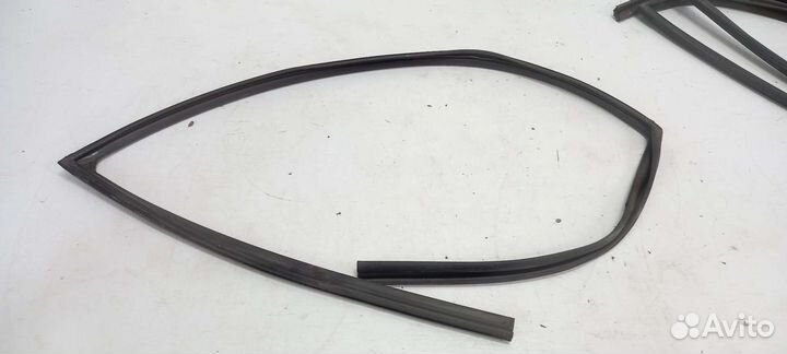 Уплотнитель стекла двери Kia Rio 3