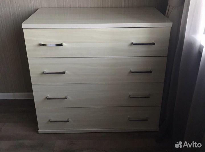 Комод, зеркало и шкаф