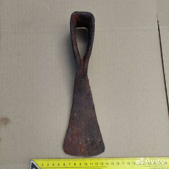 Старинный топор-тесло раскопки Восточной Пруссии