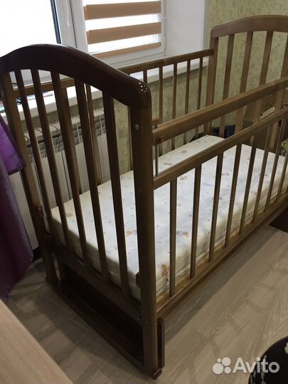 Продам детскую кроватку с маятником и матрасом