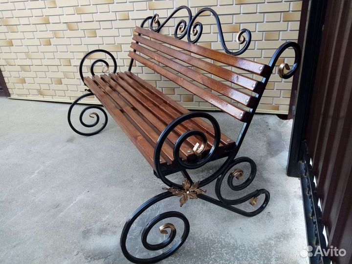 Скамейка с элементами ковки