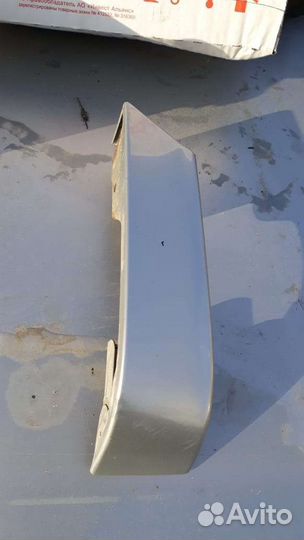 Ресничка под правый задний стоп Nissan sunny b15