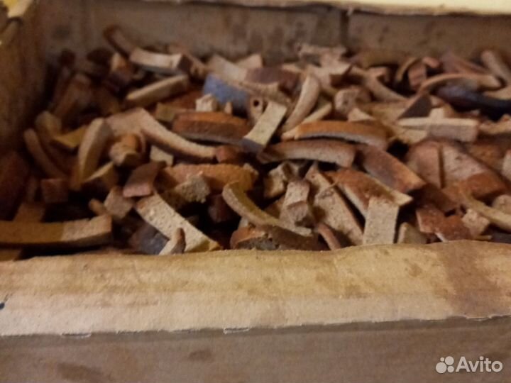 Хлеб и рыба горбуша на корм животным