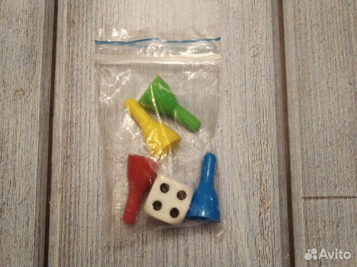Игральный кубик и фишки