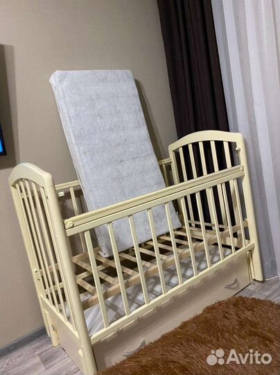 Детская кроватка с продольным маятником