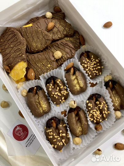 Королевские финики, манго, голубика в шоколаде