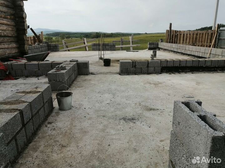 Бригада строителей каменщики