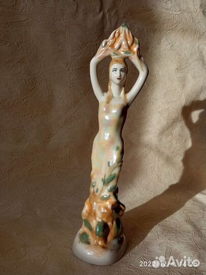 Статуэтка фарфор