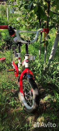 Детский велосипед с боковыми колесами