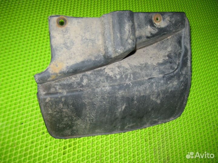 Брызговик передний левый Toyota Land Cruiser 100