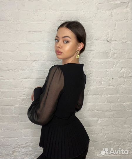 Блузка черная с прозрачными сетчатыми рукавами s