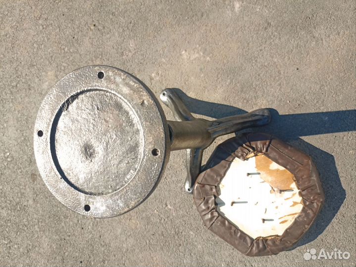 Старинный винтовой стул чугун литье