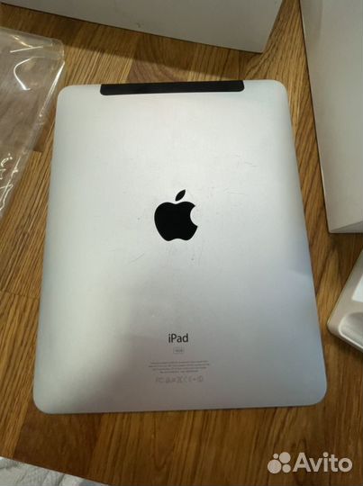 iPad 1 32gb в полном комплекте+ док станция, чехол